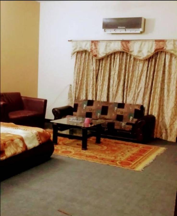 Magnum Hotel Lahore Esterno foto