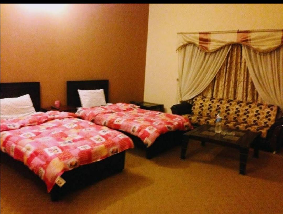 Magnum Hotel Lahore Esterno foto