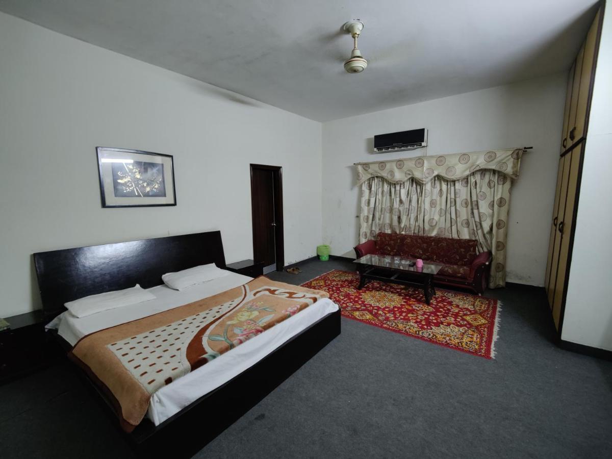 Magnum Hotel Lahore Esterno foto